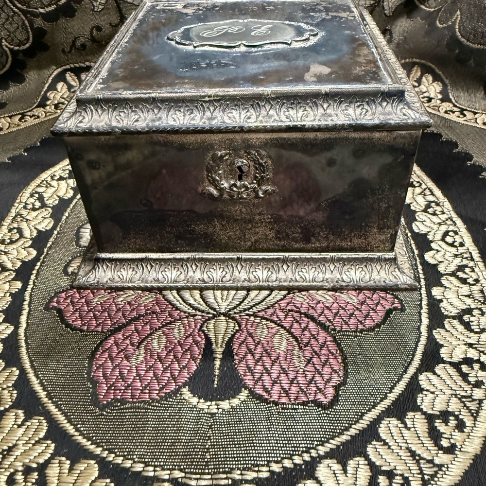 C. 1900s Victorian Silver Tone Ornate Design Jewelry Box w/ Purple Velvet & key